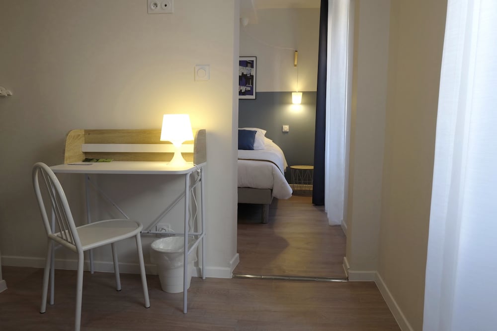 Suite - Photo 13