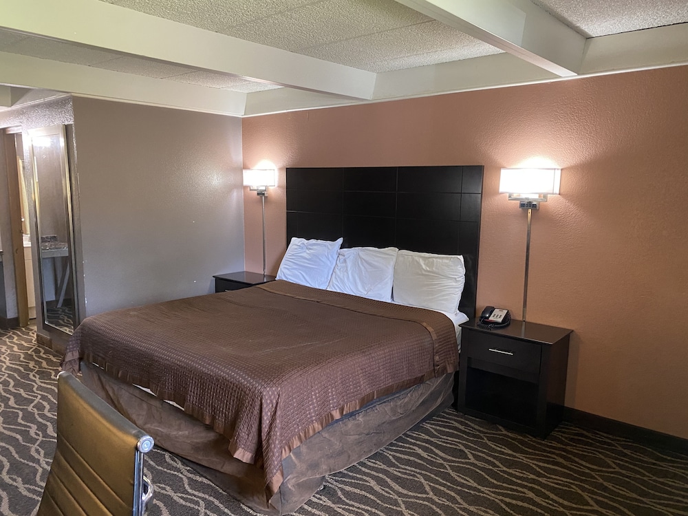 Signature Suite, 1 King Bed, Smoking photo 3
