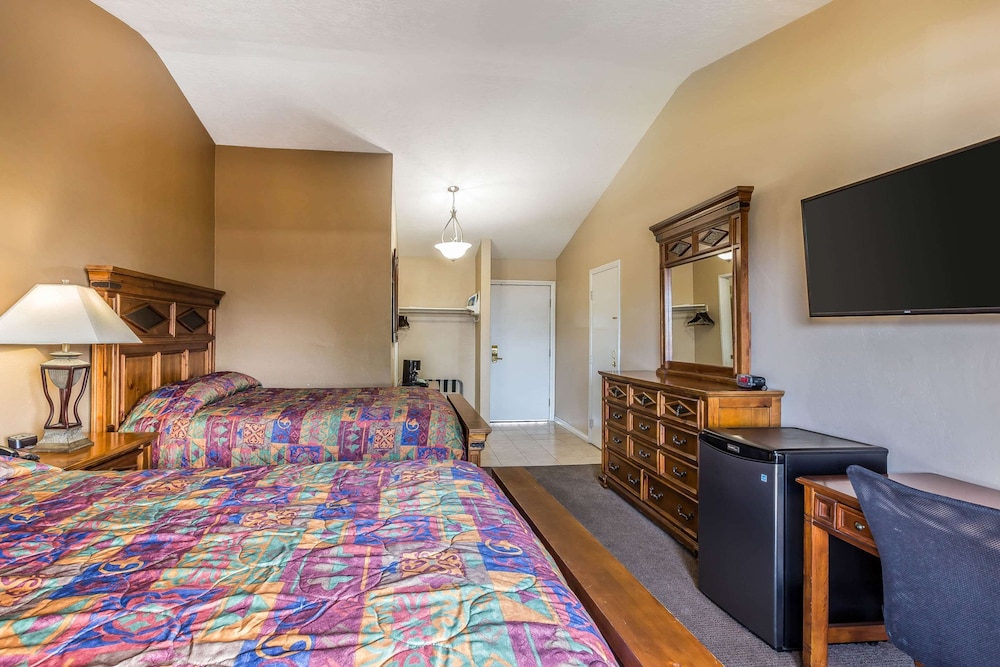 Standard Room, 2 Queen Beds, Non Smoking, Balcony photo 1