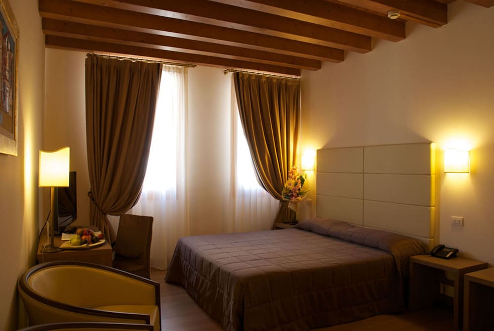 Comfort Suite, 1 Queen Bed - Photo 10