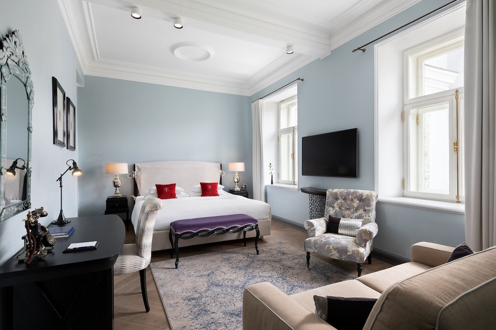 Superior Suite, 1 King Bed with Sofa bed (Courtyard View), photo 6