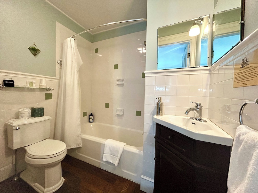 Candlewood Lake Room photo 3