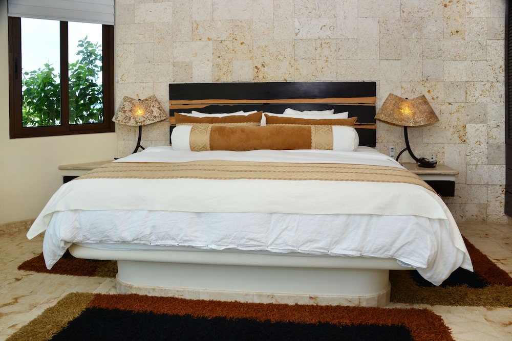 Deluxe Condo, 1 King Bed, Private Bathroom photo 3