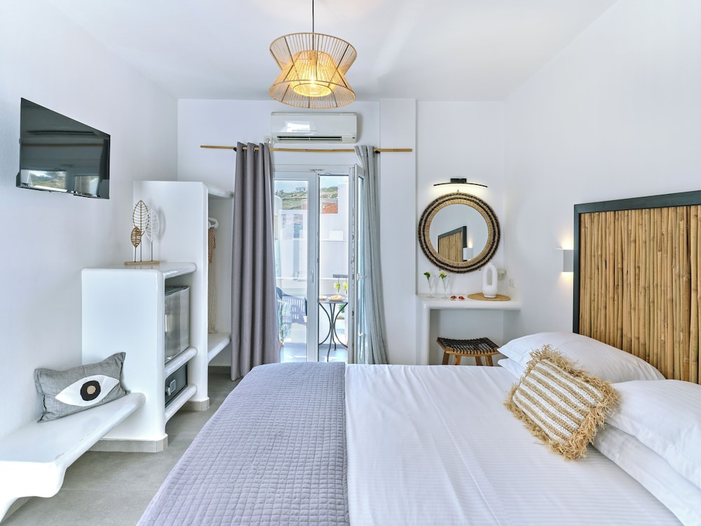 Deluxe Double Room, 1 Bedroom, Partial Sea View - Photo 4