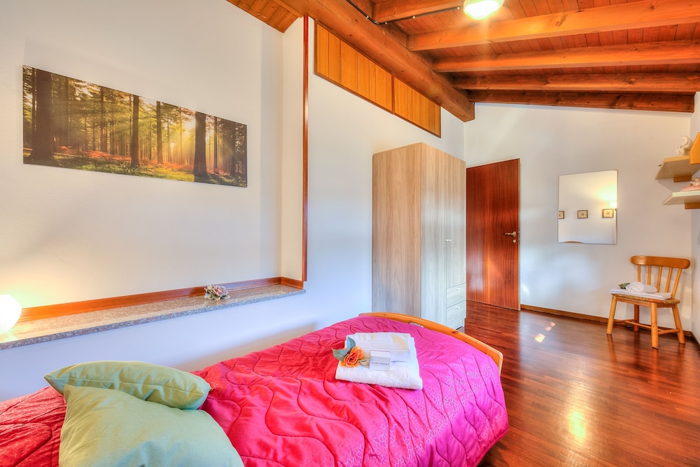 Standard House, Multiple Bedrooms, 2 Bathrooms (Cedar House Villa Few Minutes From) photo 1