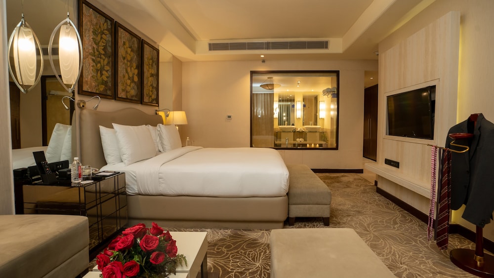 Room, 2 Twin Beds, Non Smoking City or Garden Views thumbnail 5