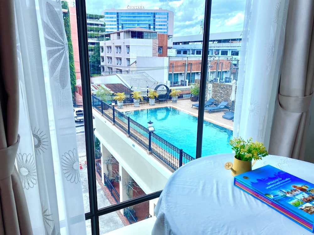 Deluxe Pool View Room - Photo 7