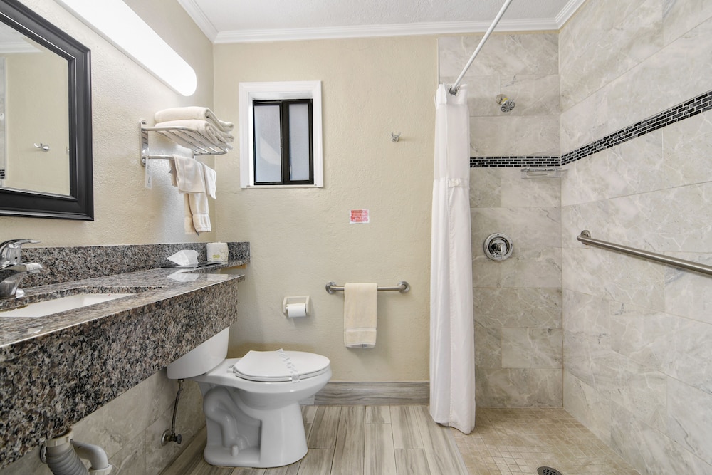 Deluxe Room, 1 King Bed, Refrigerator & Microwave, Beachside photo 3
