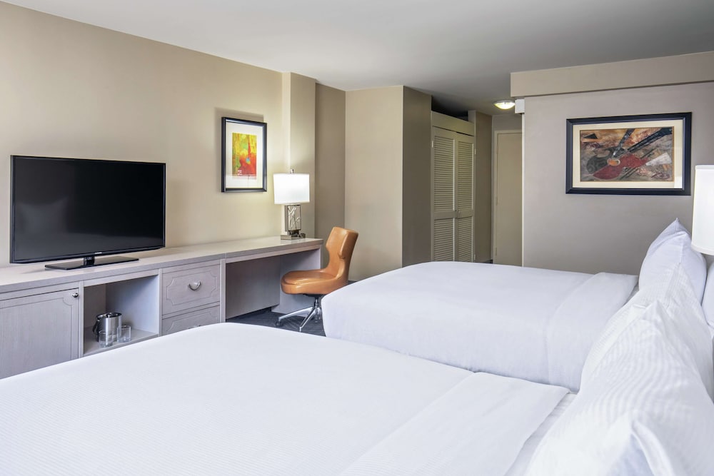 Room, 2 Queen Beds, Accessible (Mobility & Hearing, Roll-in Shower) - Photo 3