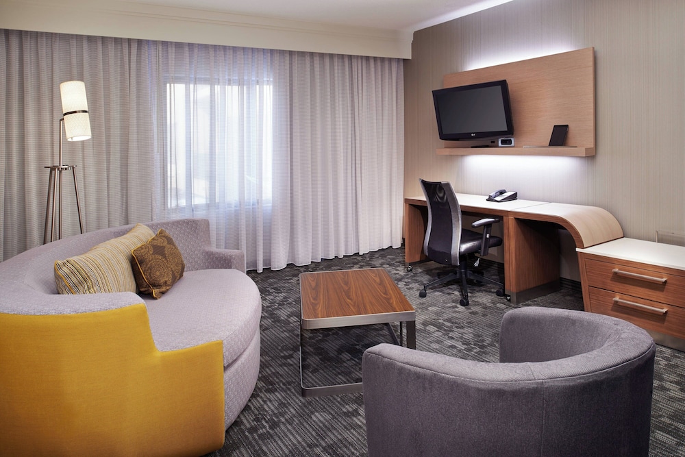Suite, 1 King Bed with Sofa bed (Mobility/Hearing Accessible, Tub) - Photo 5