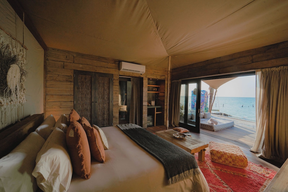 Suite, Oceanfront - Photo 2