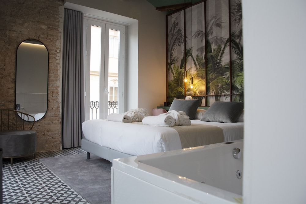 Deluxe Double Room, Hot Tub - Photo 1
