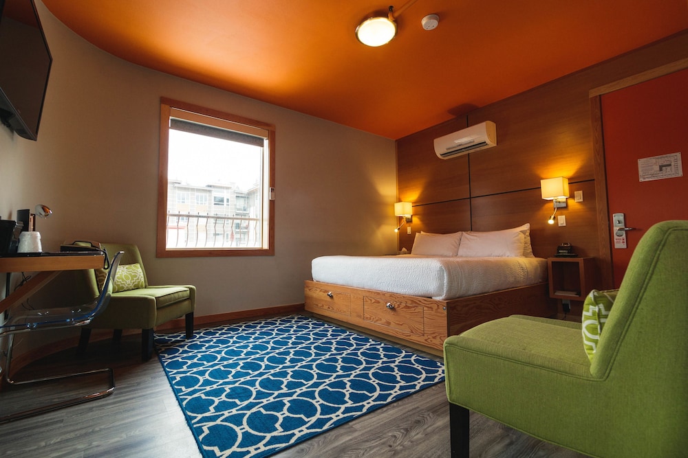 Deluxe Room, 1 King Bed, Mountain View photo 1