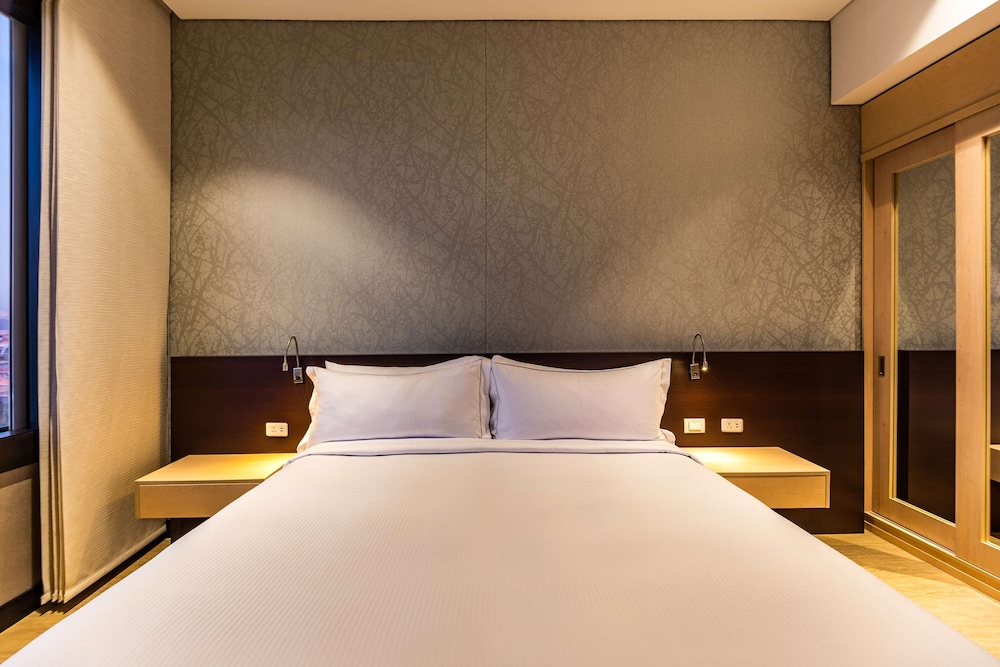 Suite, 1 King Bed - Photo 7