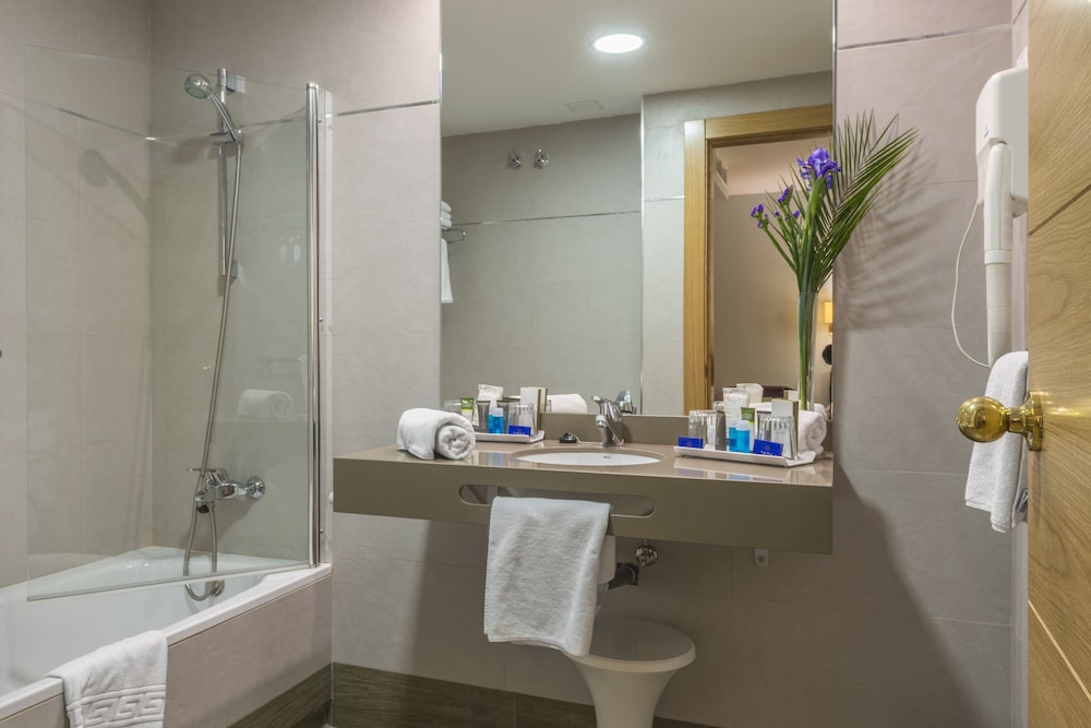 Standard Double or Twin Room - Photo 10
