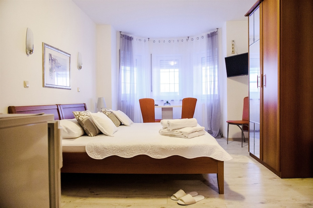 Room (S2)