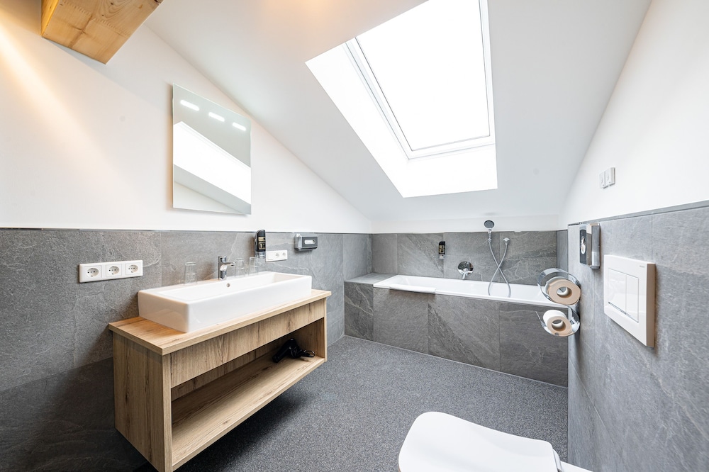 Suite - Photo 3