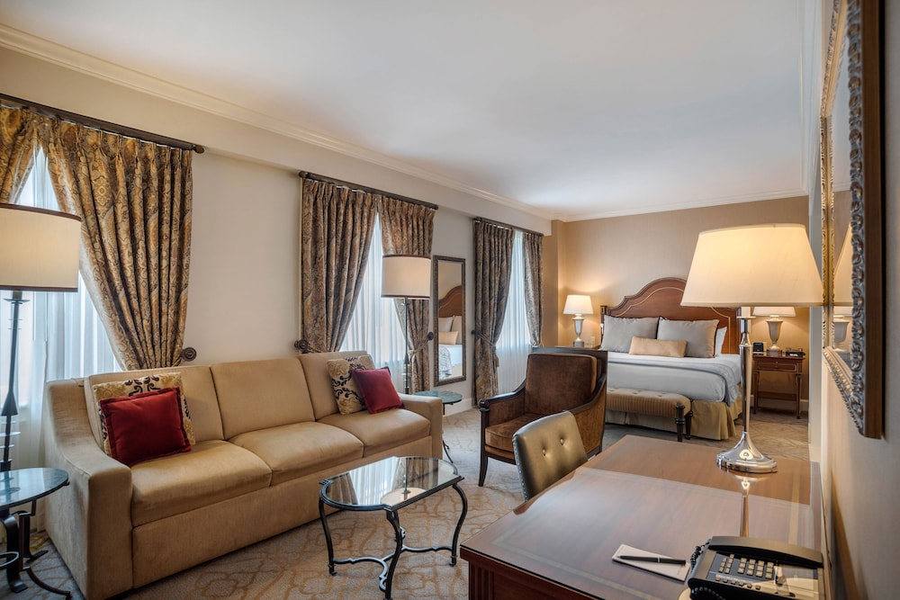 Suite, 1 King Bed, Jetted Tub (Petite) - Photo 2