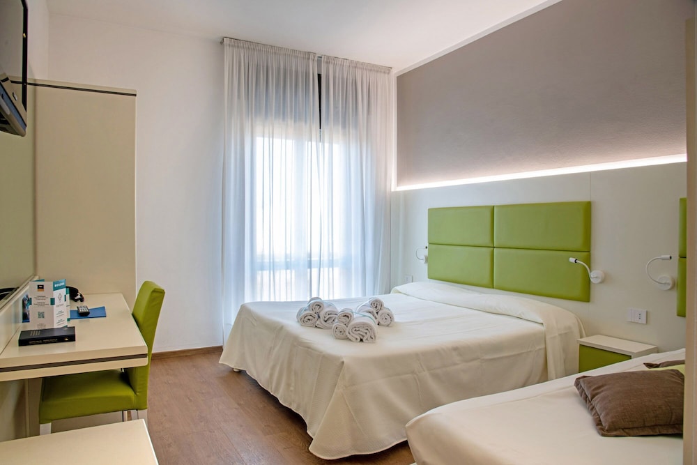 Business Triple Room, Balcony photo 1