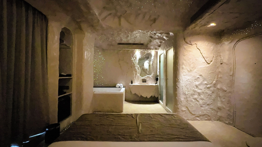 Jugnu Room with Grand Jacuzzi - Photo 2