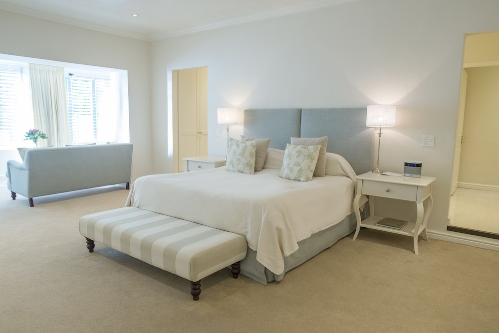 Suite, 1 King Bed, Poolside - Photo 1