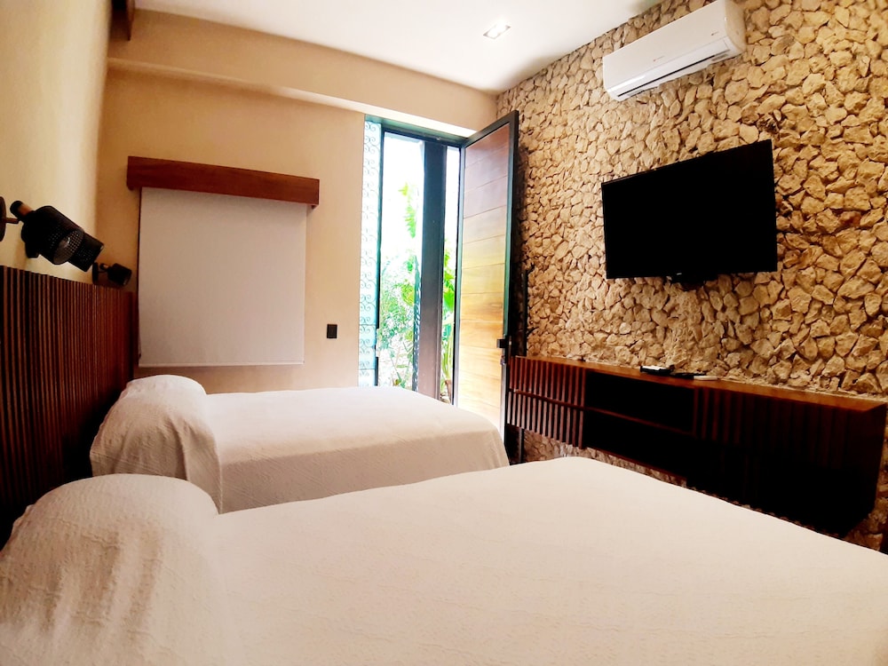 Standard Room, 2 Double Beds, Private Bathroom photo 3