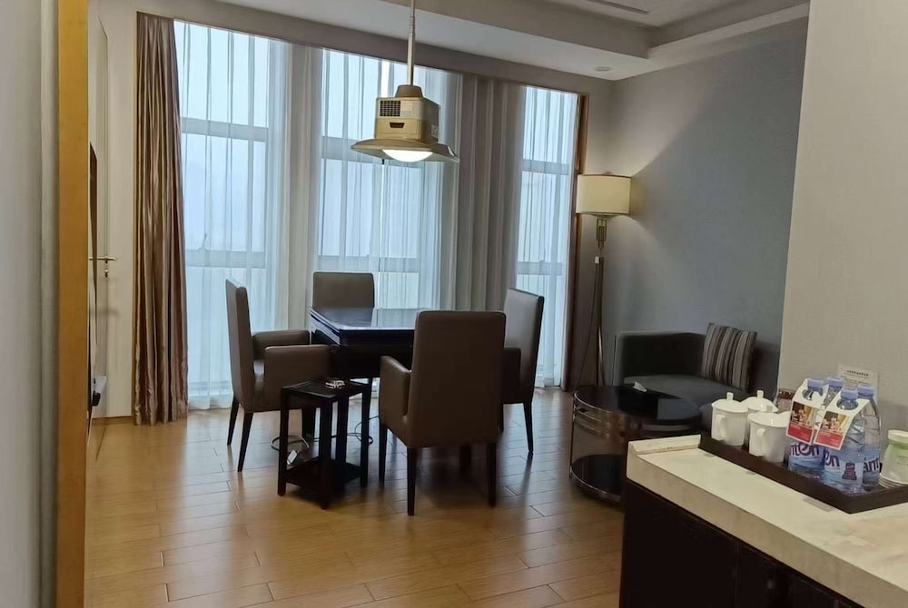 Suite, 1 King Bed (Mahjong)
