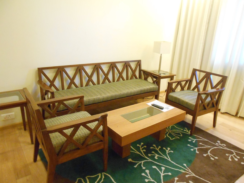 Suite - Photo 15