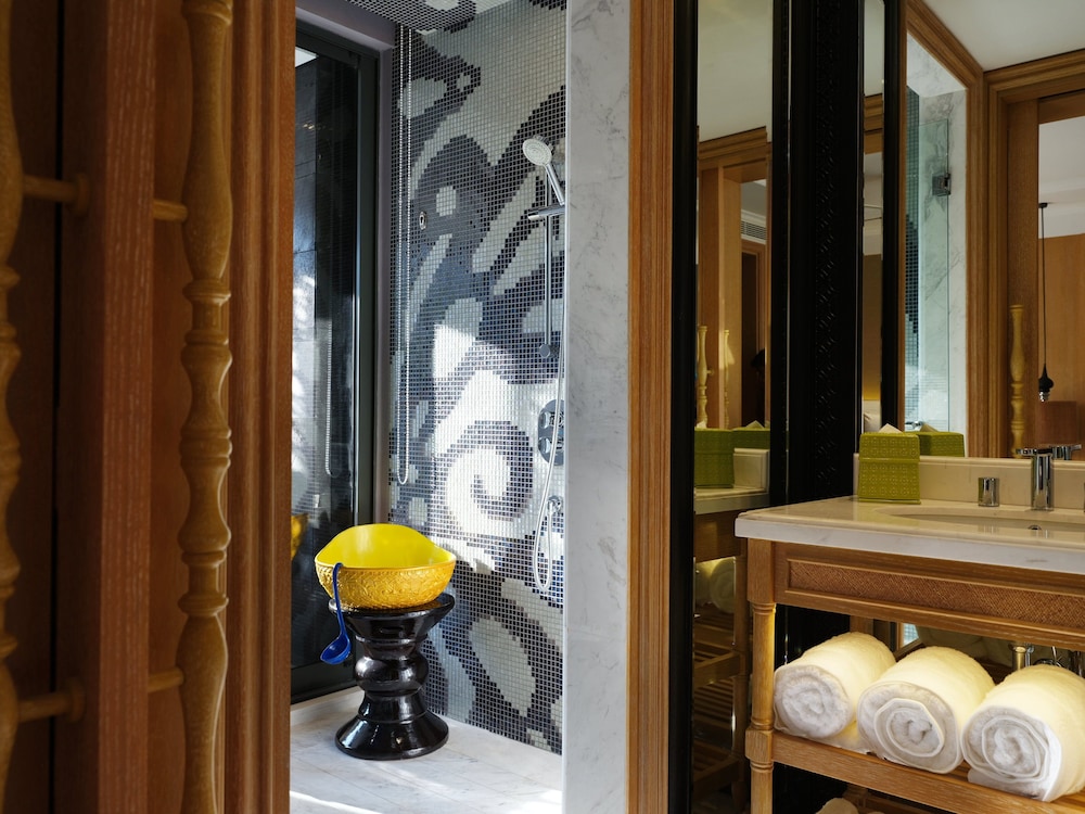Standard Room, 1 King Bed, Accessible (Courtyard Access)