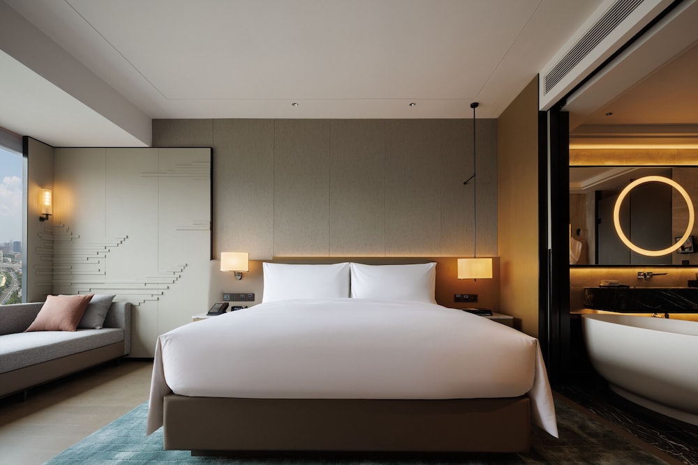 Premium Room, 1 King Bed, City View