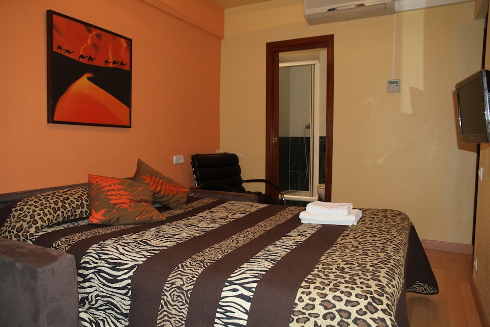 Economy Double or Twin Room with Private Bathroom photo 3