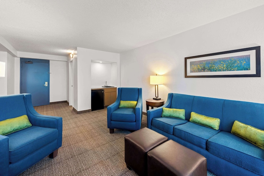 Suite, 1 King Bed with Sofa bed, Non Smoking - Photo 3