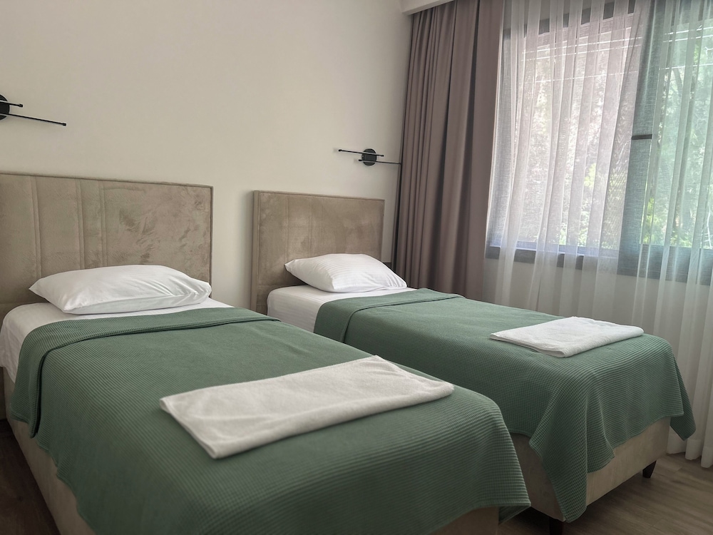 Deluxe Suite, 2 Bedrooms, Air conditioning, Pool View