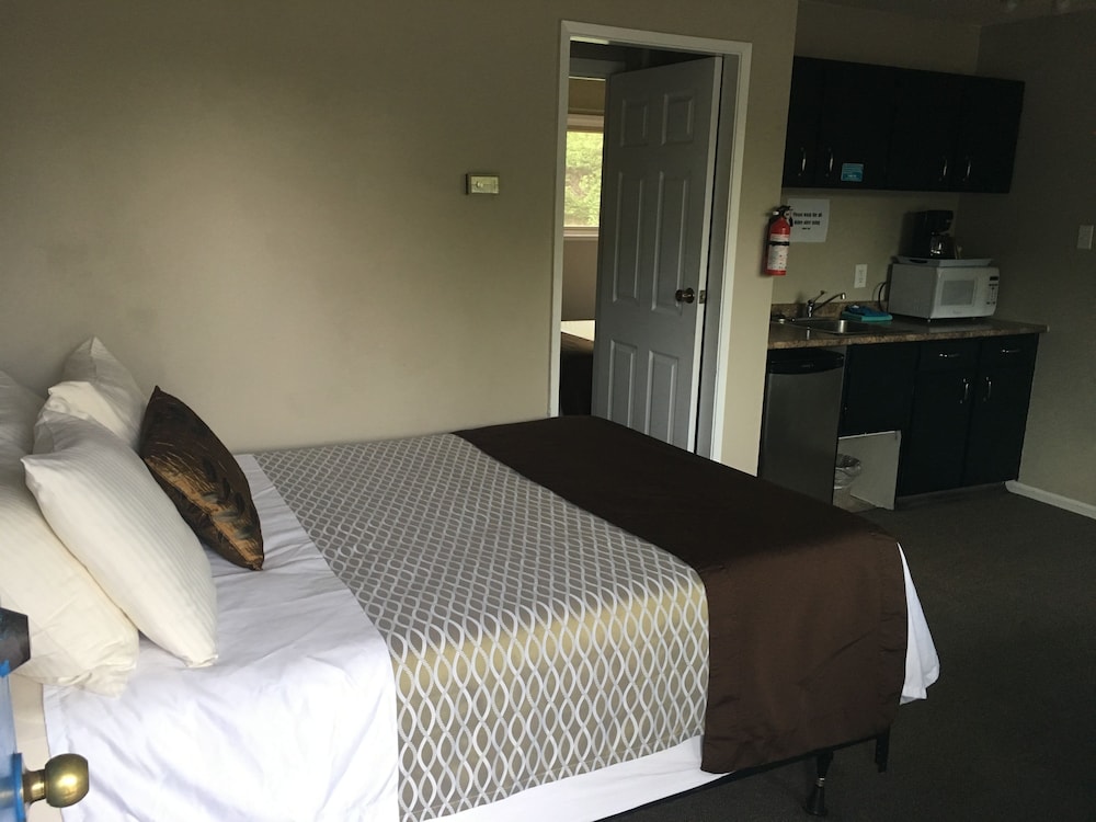 Bedroom with Kitchenette, 2Queen Beds (1bed in living room, 1bed in separate unit)