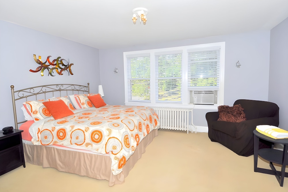 House, Multiple Beds (Aunt Beas Bungalow - Right in town! ) photo 1