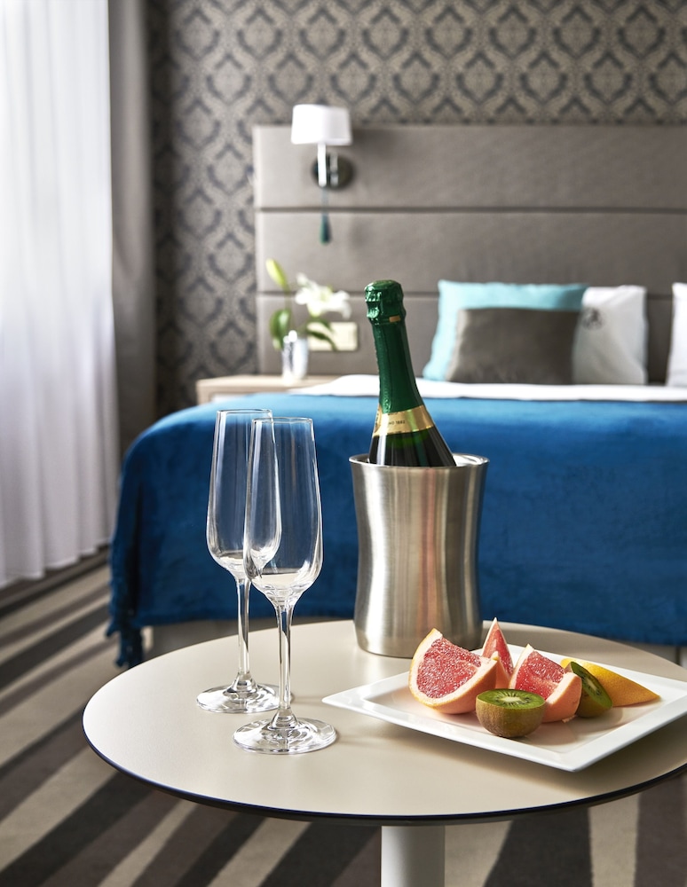 Suite, 2 Bedrooms, City View - Photo 13