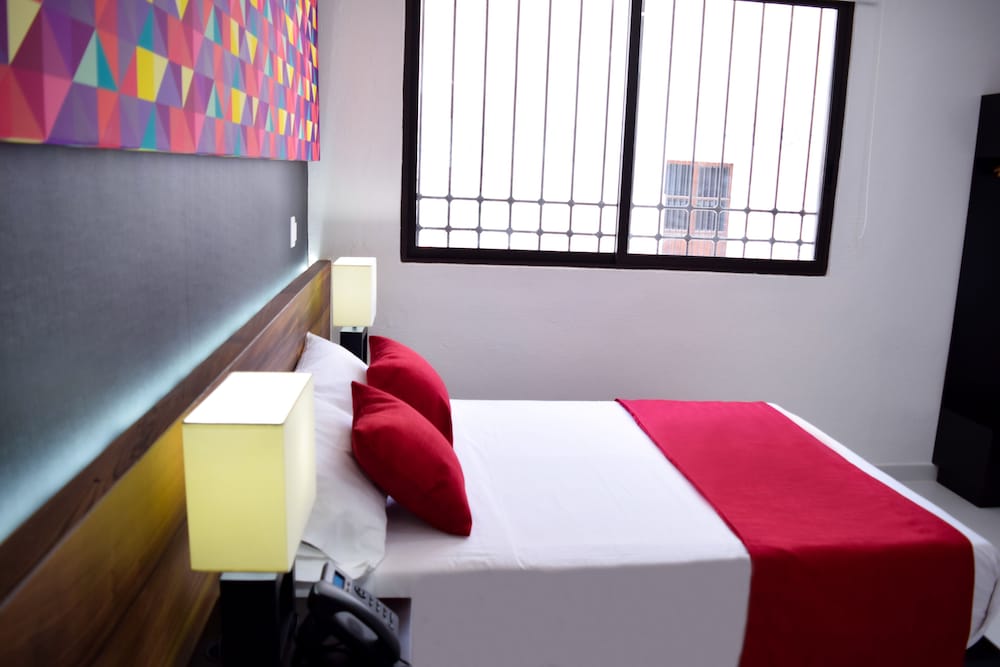 Deluxe Room, 1 Queen Bed photo 3