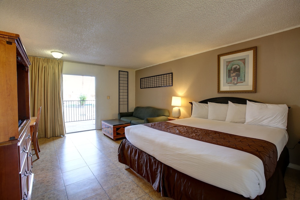Single Room, 1 King Bed, Pool Access, Poolside - Photo 1