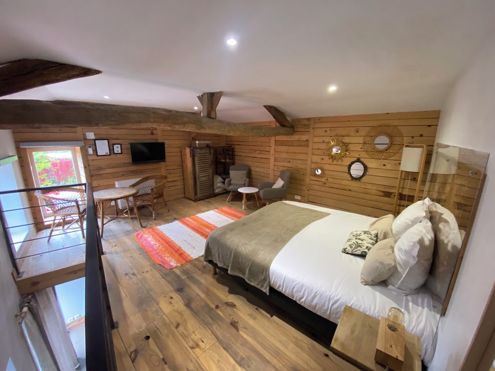 Honeymoon Double Room, 1 Queen Bed, Hot Tub (Cocoon) photo 1