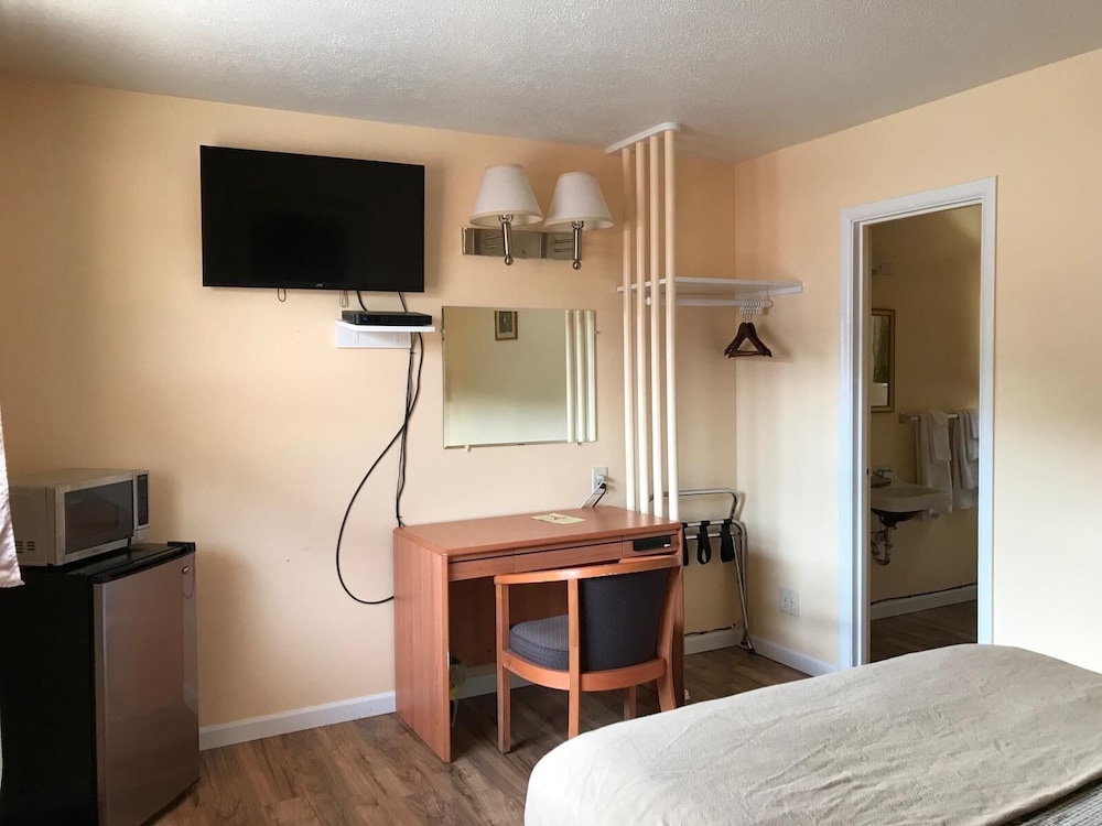 Standard Single Room, 1 Bedroom, Refrigerator & Microwave photo 2