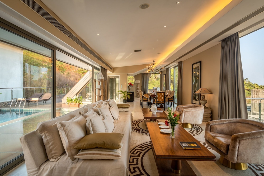 Luxury Villa photo 1