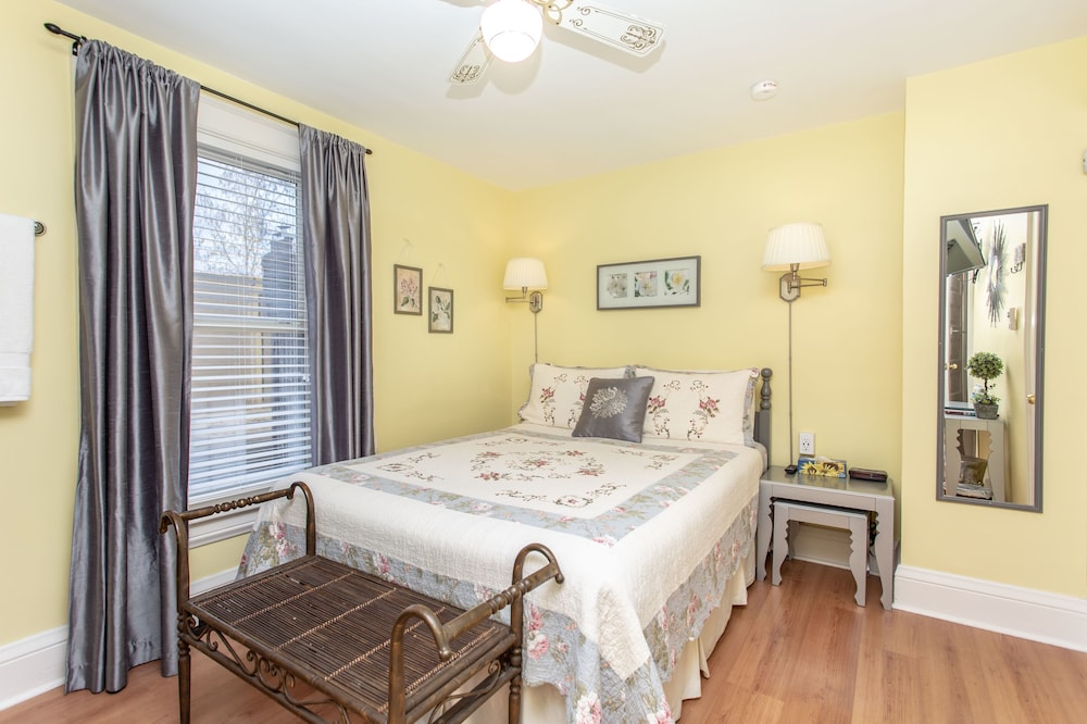 Signature Double Room, 1 Queen Bed (Yellow Room) photo 2