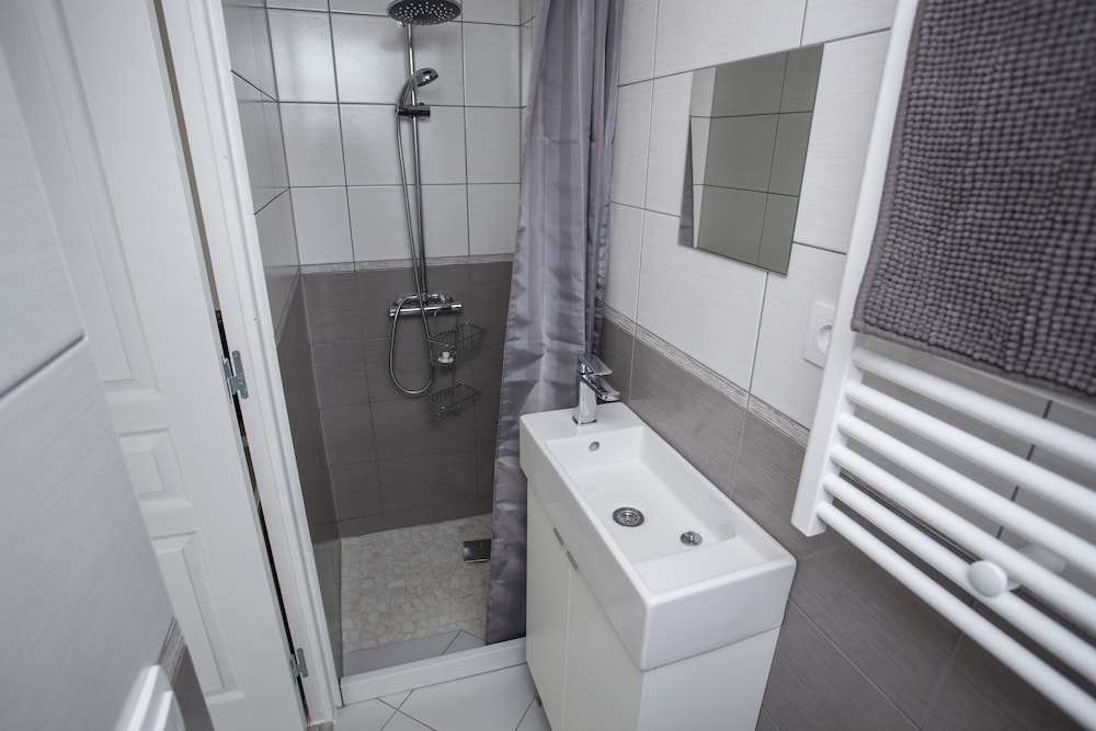 Double Room, Private Bathroom - Photo 3