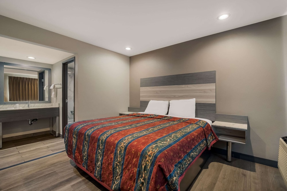 Standard Room, 1 King Bed, Non Smoking - Photo 1