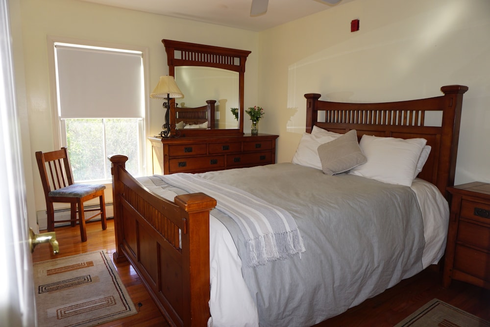 Apartment 1: 2 Bedroom, 1 Bath, Sleeps 6 photo 1