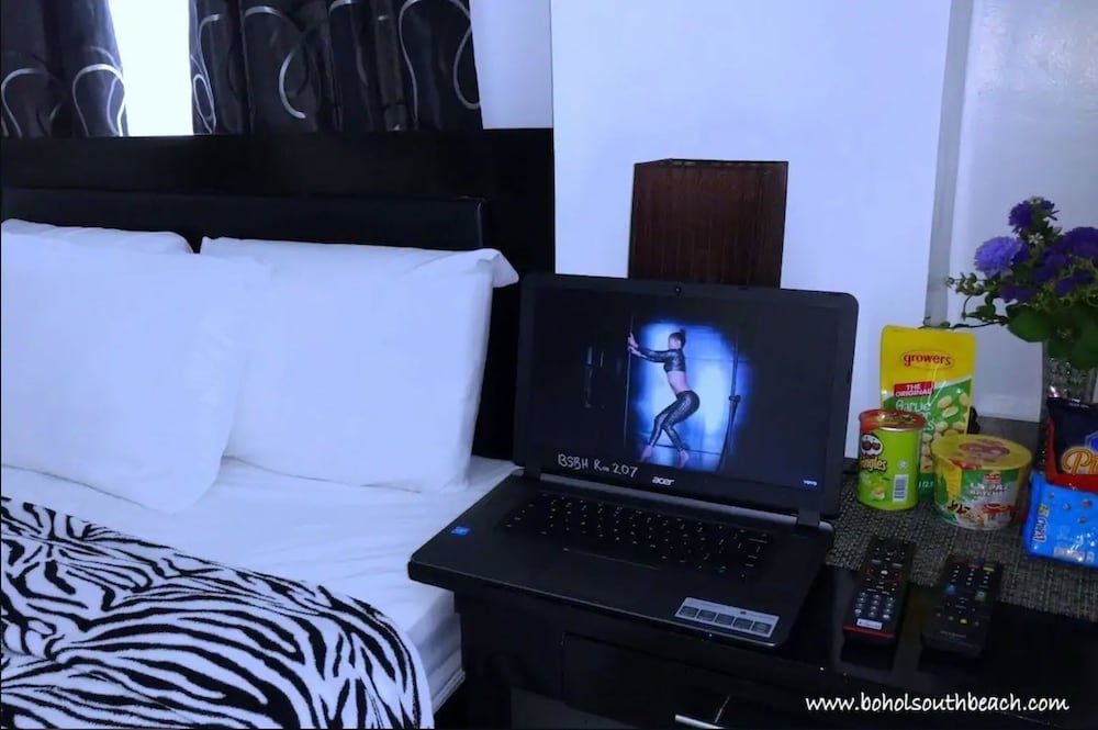 Standard Room, 1 Queen Bed photo 2