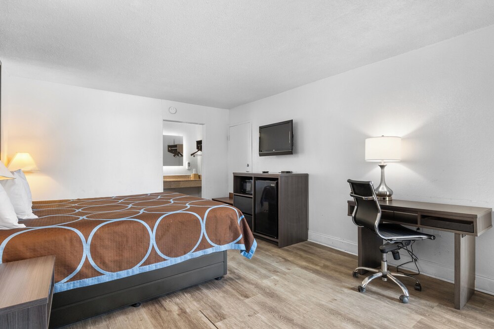 Standard Room, King Bed, Pool Side photo 3