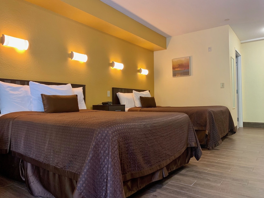 Room, 2 Double Beds - Photo 2