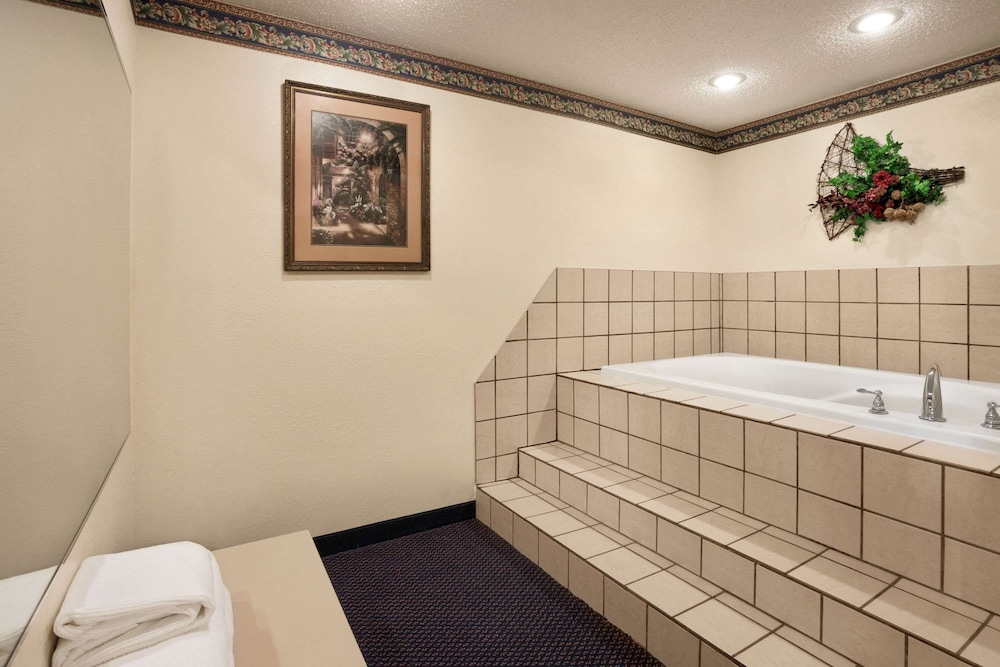 Suite, 1 Queen Bed, Non Smoking photo 2