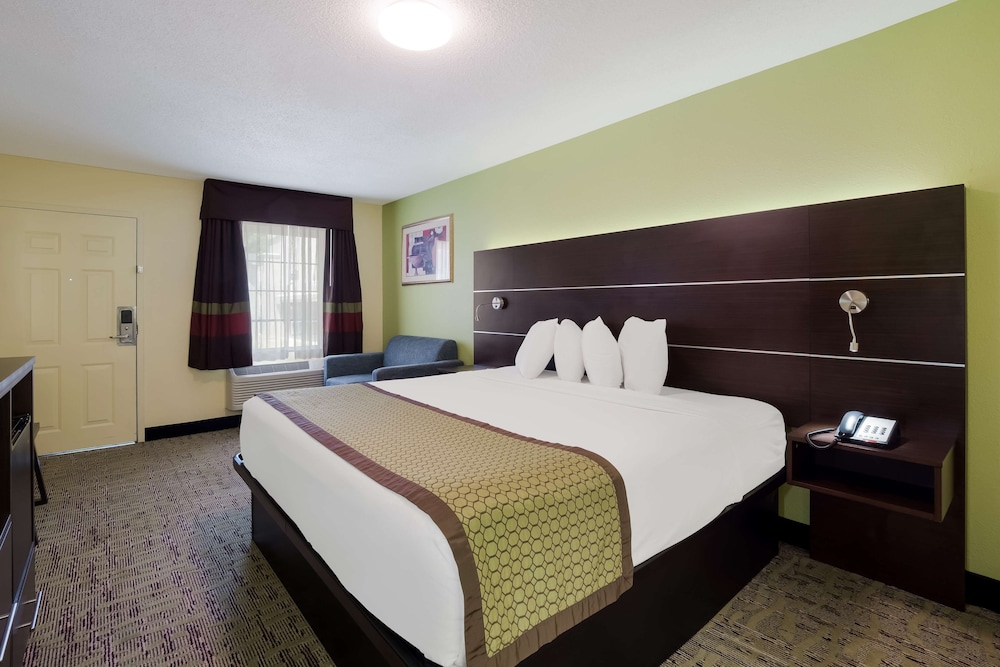 Suite, 1 King Bed, Non Smoking, Refrigerator & Microwave - Photo 2